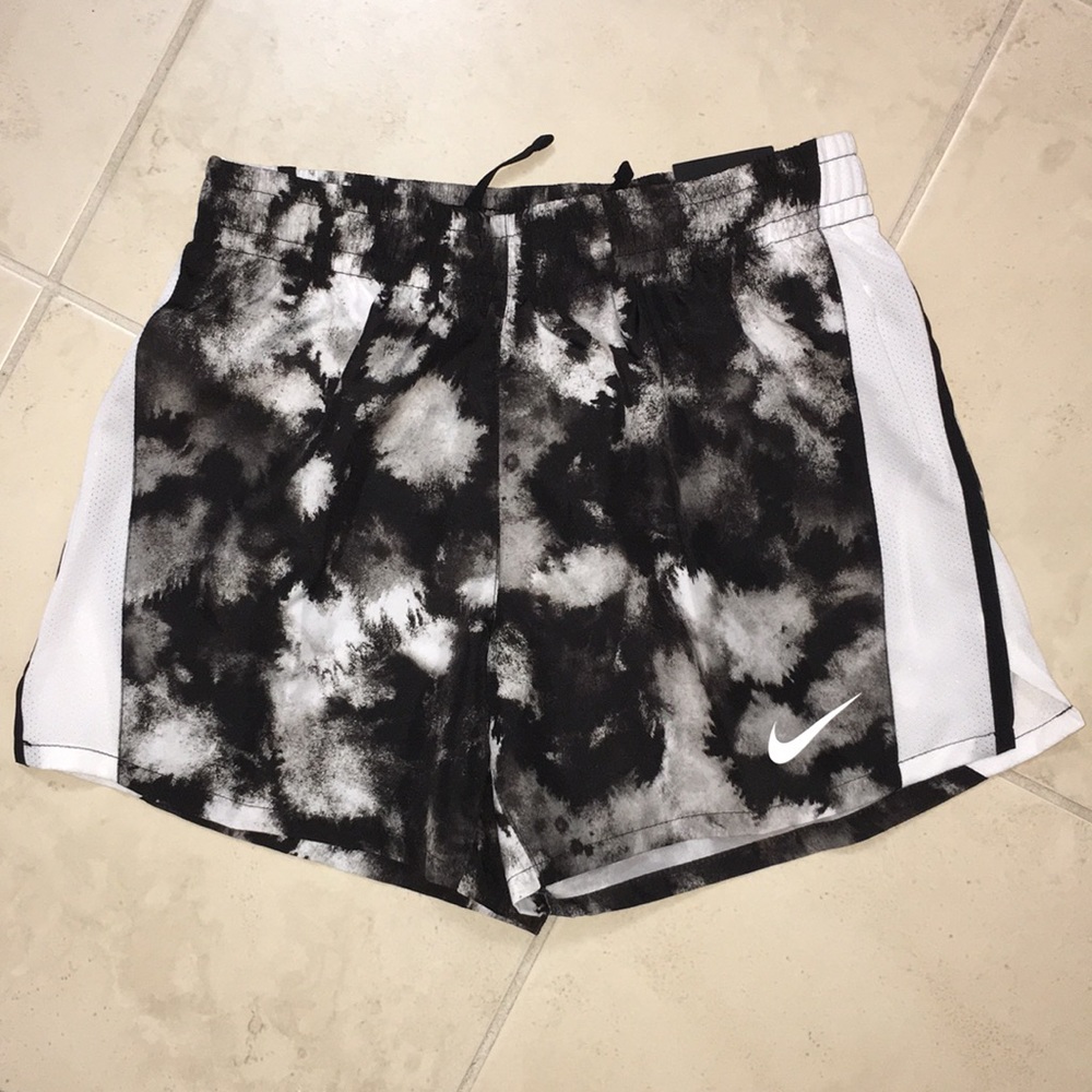 ♦️NWT Nike Dri- Fit running shorts , L